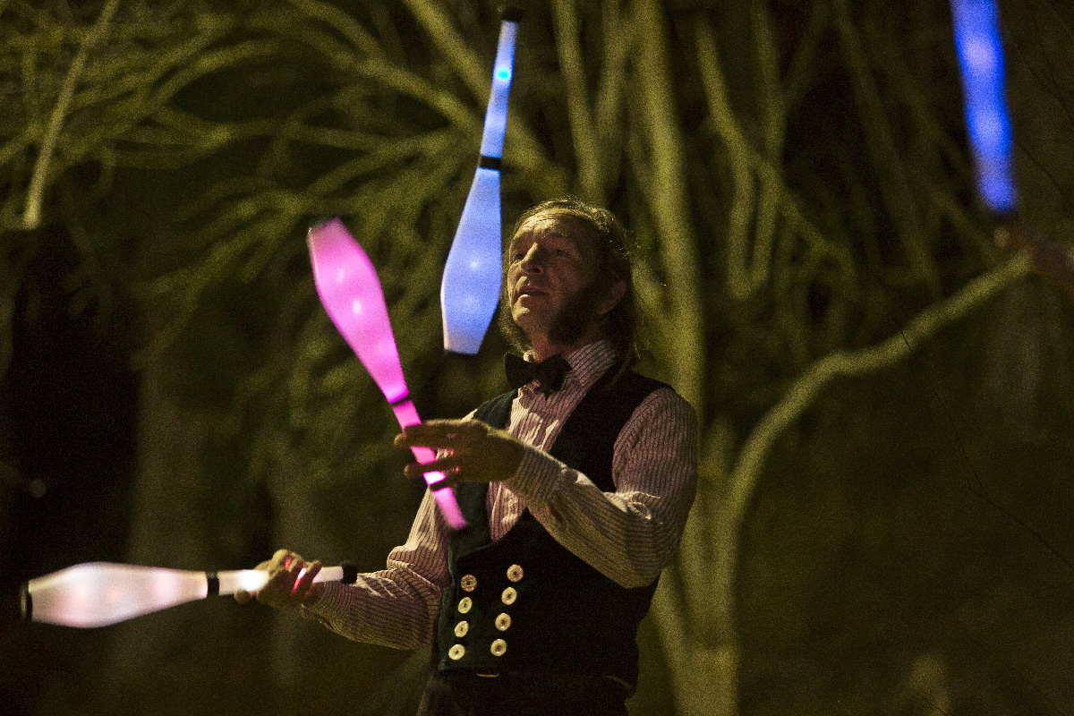 Slim juggling LED neon bowling pins